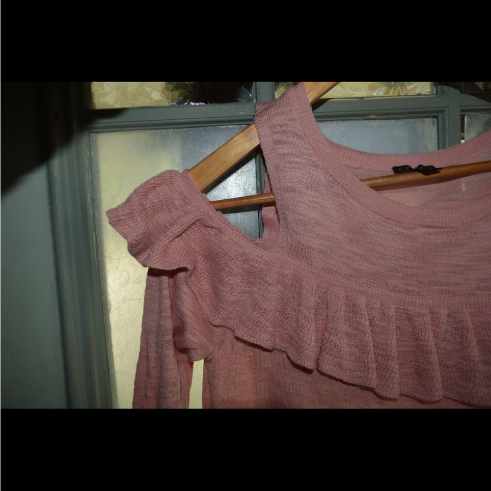 Express Pink Ruffle Cold Shoulder Top sz MNew no tags ✨ soft and cozy
